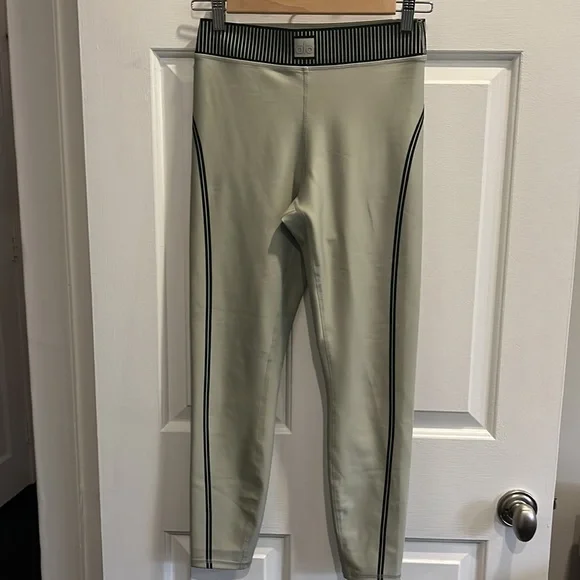 Alo High Waist Air Lift 7/8 Line Up Leggings in Limestone Size Small - Picture 4 of 5